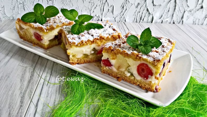 Ciasto z budyniem i owocami