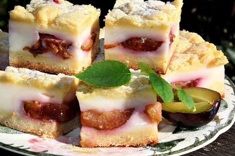 Ciasto z budyniem i śliwkami