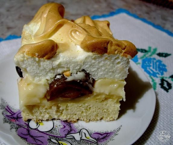 Ciasto z budyniem śliwkami i bezą Ciasto z budyniem śliwkami i bezą
