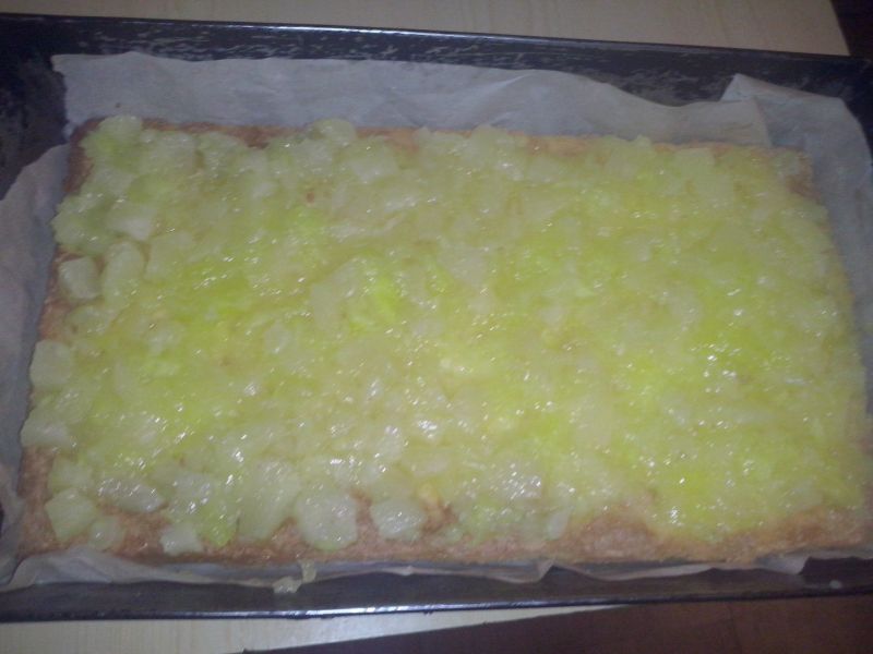 Ciasto z budyniem z ananasem i zapiekaną bezą