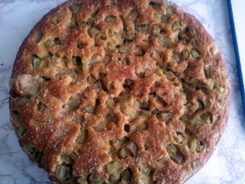 Ciasto z ciecierzycy z rabarbarem i kokosem.