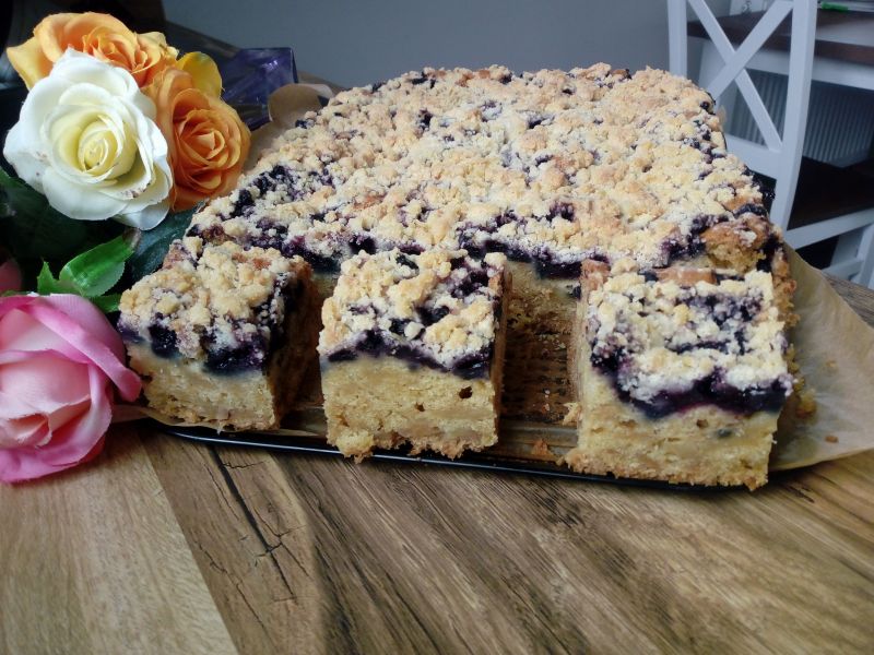 Ciasto z cukinii z jagodami i kruszonką