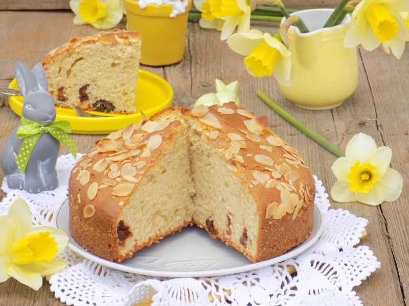 Ciasto z daktylami i płatkami migdałowymi