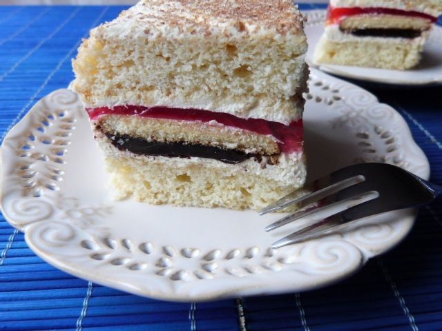 Ciasto z delicjami, galaretką i kremem Ciasto z delicjami, galaretką i kremem