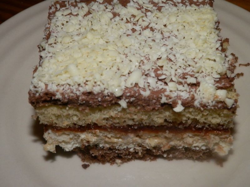 CIasto z dżemem, kremem i białą czekoladą.