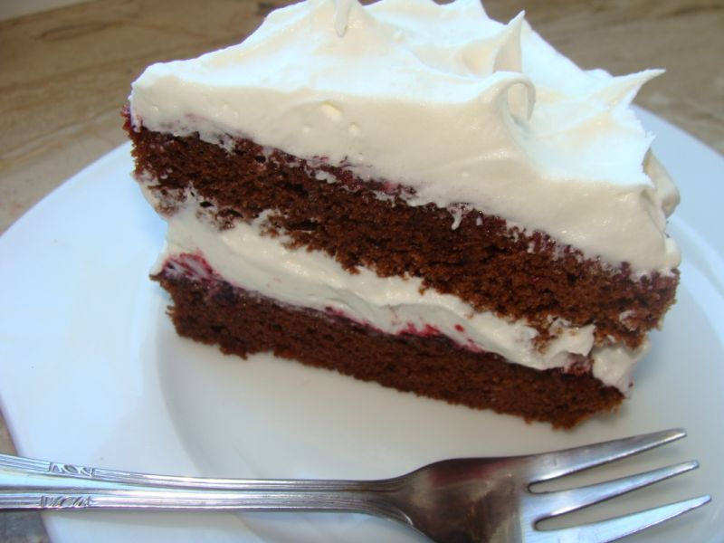 Ciasto z dżemem z czarnej porzeczki i bitą śmietan