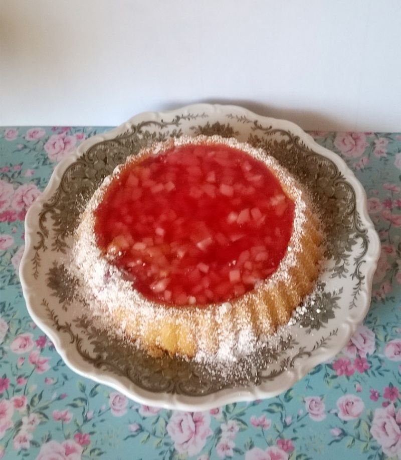 Ciasto z galaretką i jabłkami.