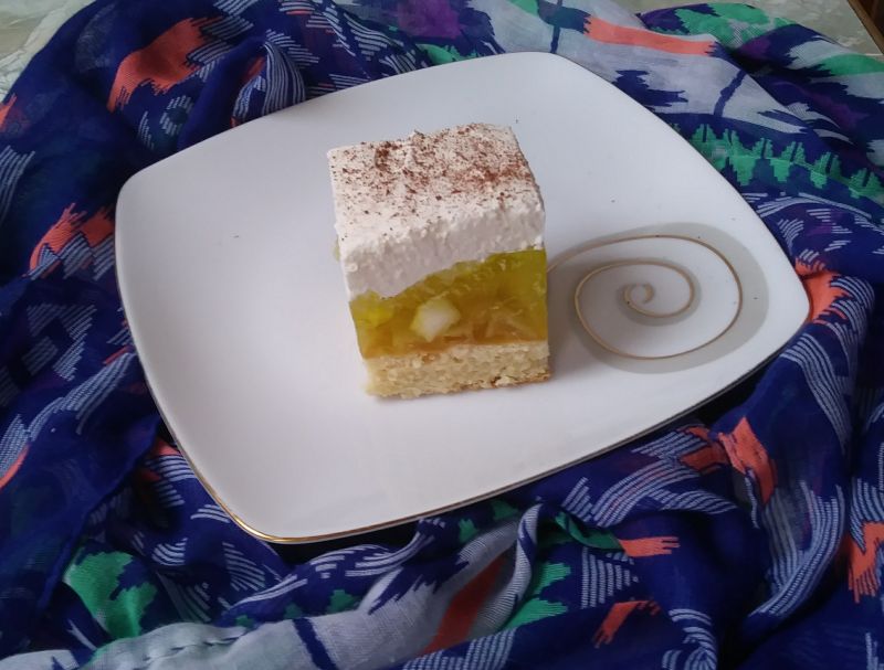 Ciasto z gruszkami i bitą śmietaną  Ciasto z gruszkami i bitą śmietaną