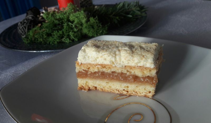 Ciasto z jabłkami i bitą śmietaną