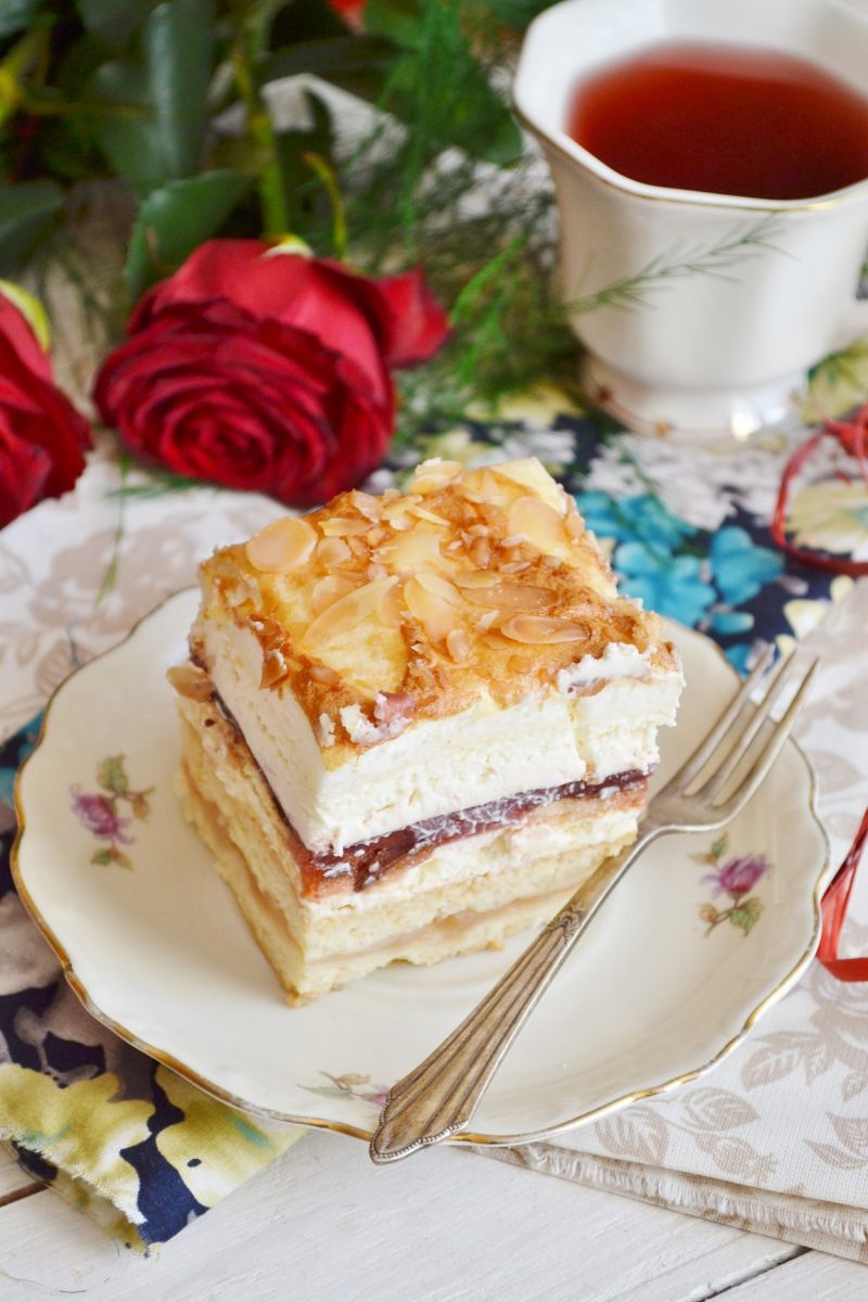 Ciasto z jabłkami i masą truskawkową