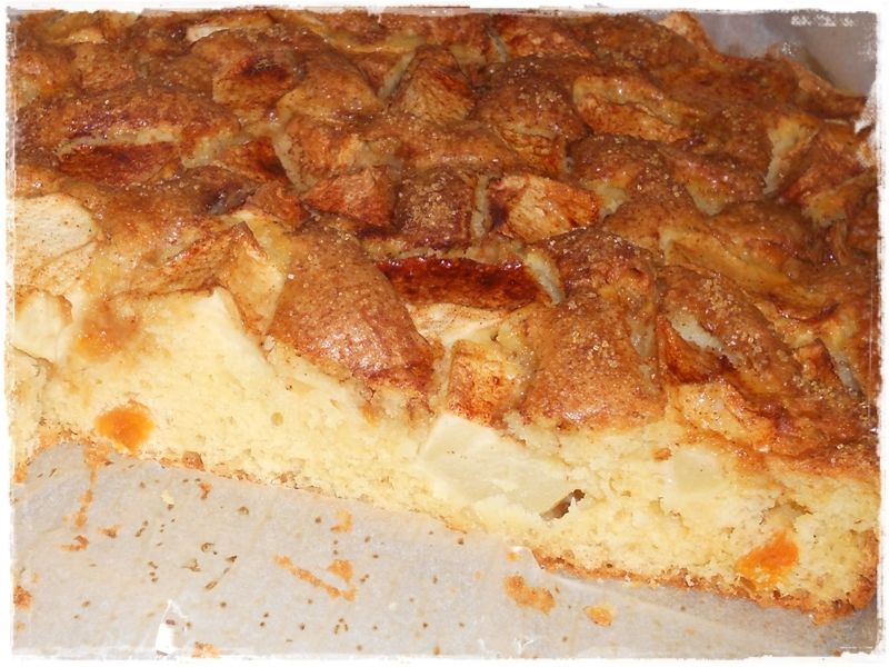 Ciasto z jabłkami, morelami i karmelową skorupką Ciasto z jabłkami, morelami i karmelową skorupką