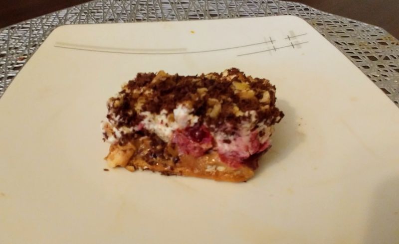 Ciasto z kajmakiem, wiśniami i orzechami