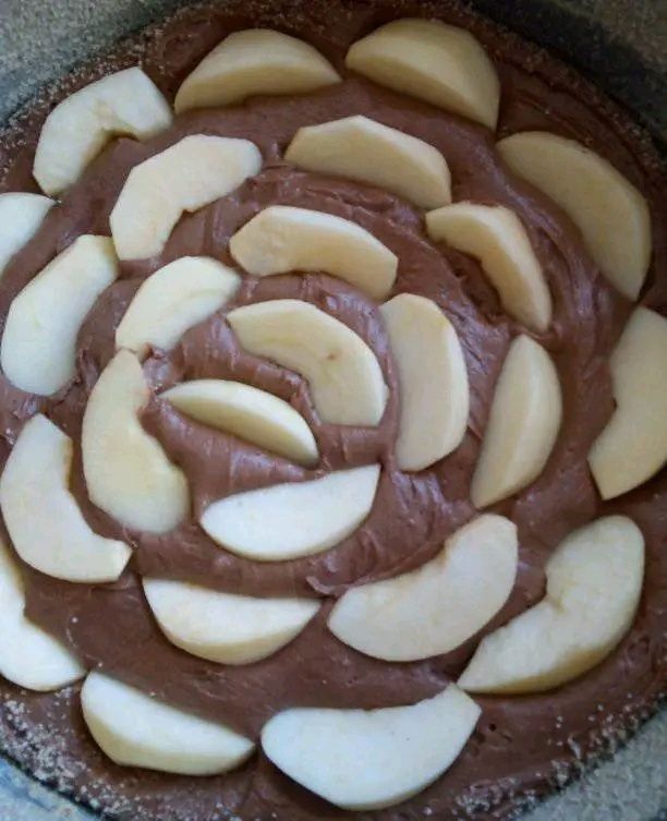 Ciasto z kakao i jabłkami