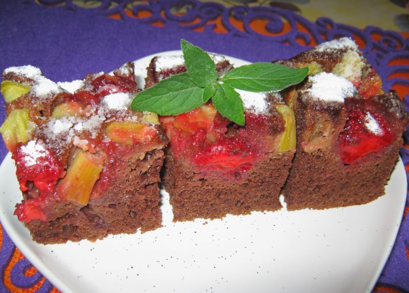 Ciasto z kakao truskawkami i rabarbarem