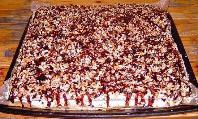 Ciasto z kremem budyniowym i orzechami