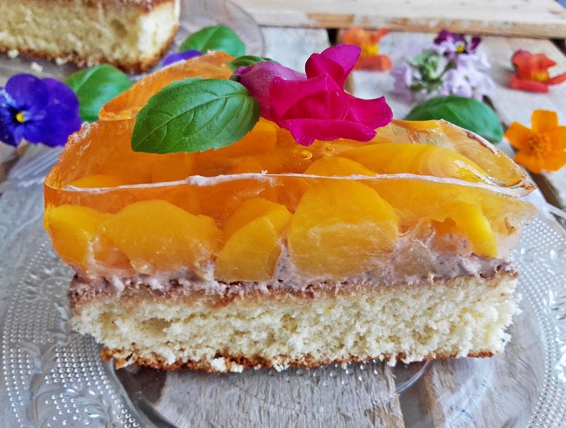 Ciasto z kremem czekoladowym i brzoskwiniami