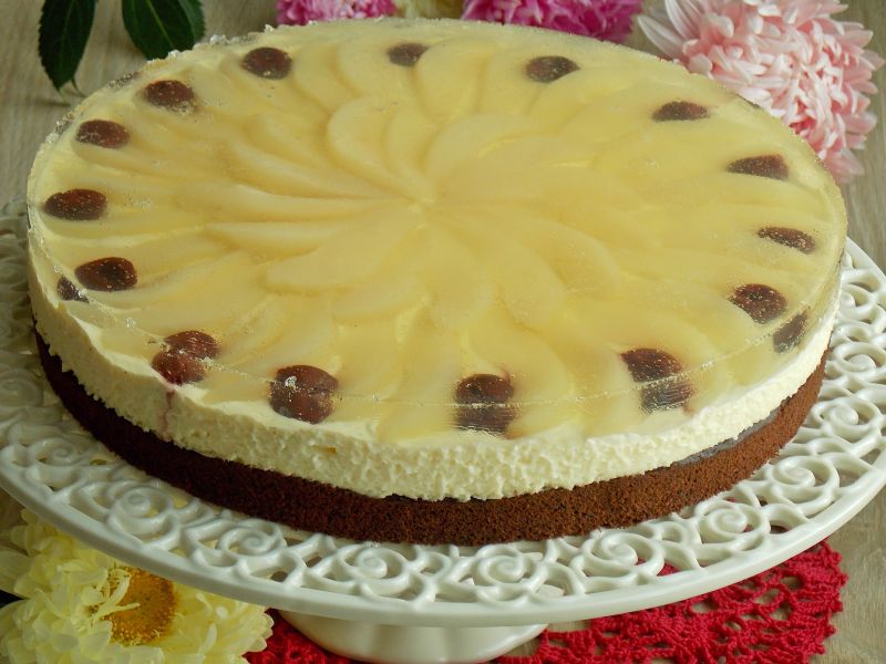 Ciasto z kremem i gruszkami w winnej galaretce