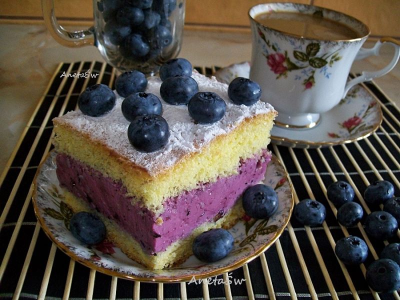 Ciasto z kremem jagodowo-jogurtowym