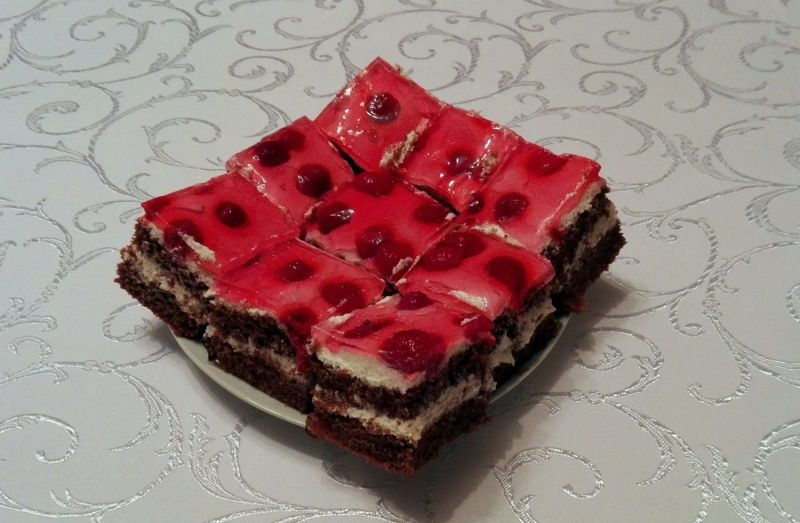 Ciasto z kremem karpatkowym i malinami  Ciasto z kremem karpatkowym i malinami