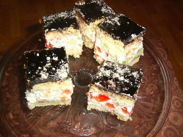 Ciasto z kremem śmietanowym i galaretką