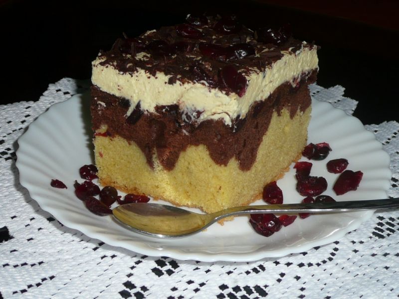 Ciasto z kremem waniliowym i żurawiną