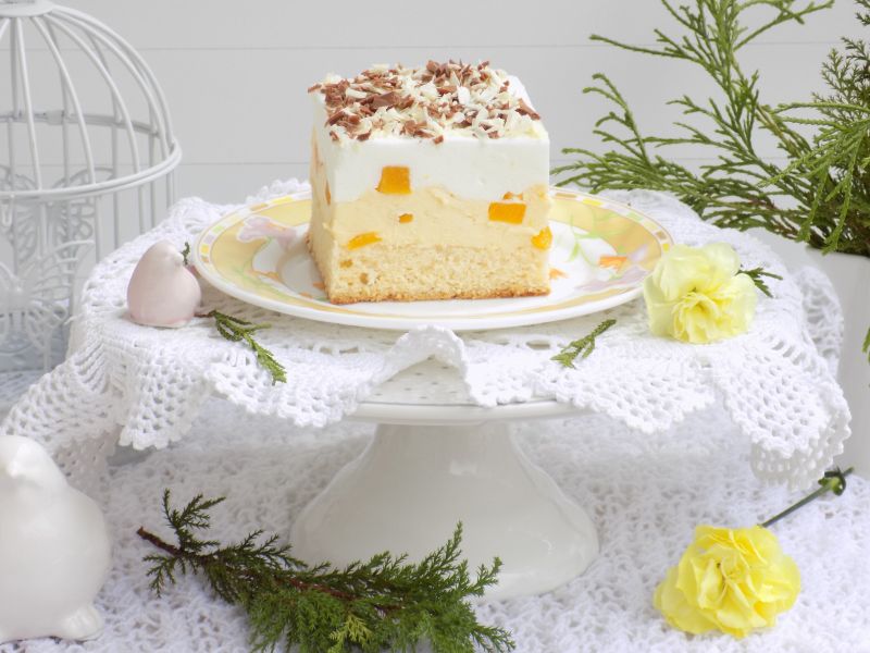 Ciasto z kremem, z brzoskwiniami i pianką