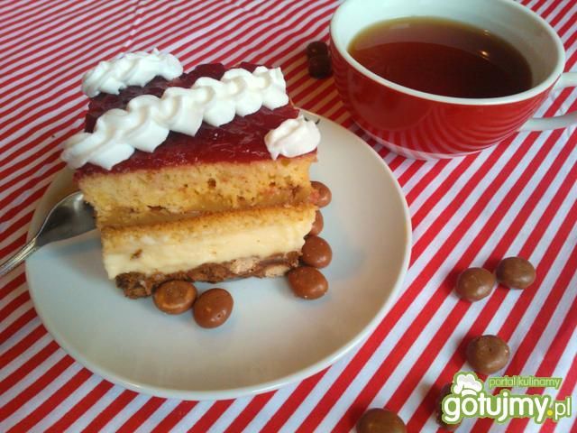 Ciasto z krówką, budyniem i ciasteczkami