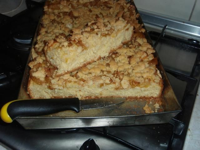 Ciasto z kruszonką i żółtymi śliwkami.