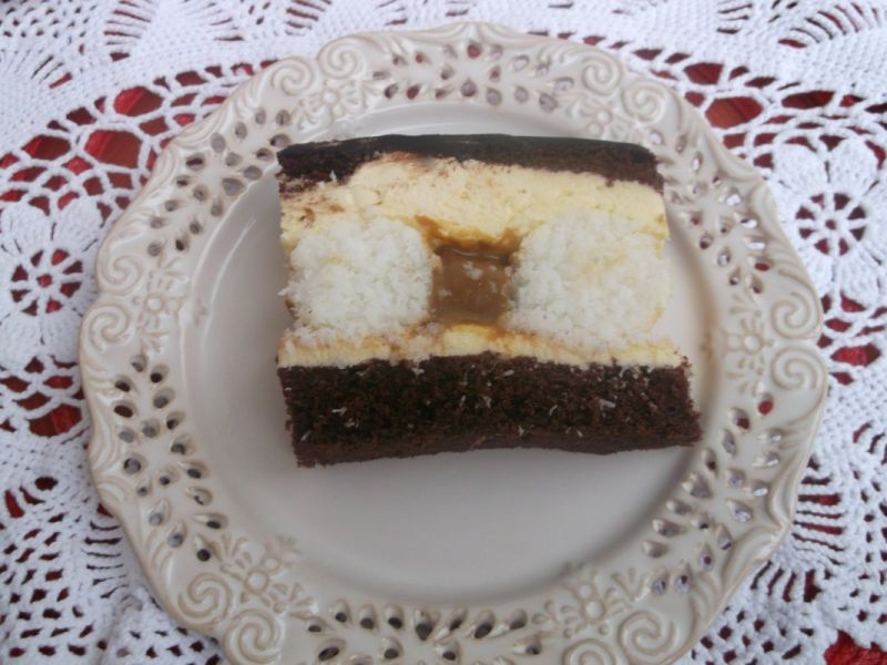 Ciasto z kulkami kokosowymi i kajmakiem