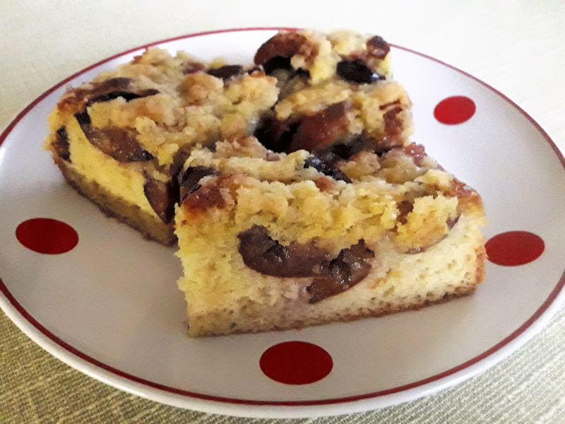 Ciasto z mąką jaglaną ze śliwkami z kompotu