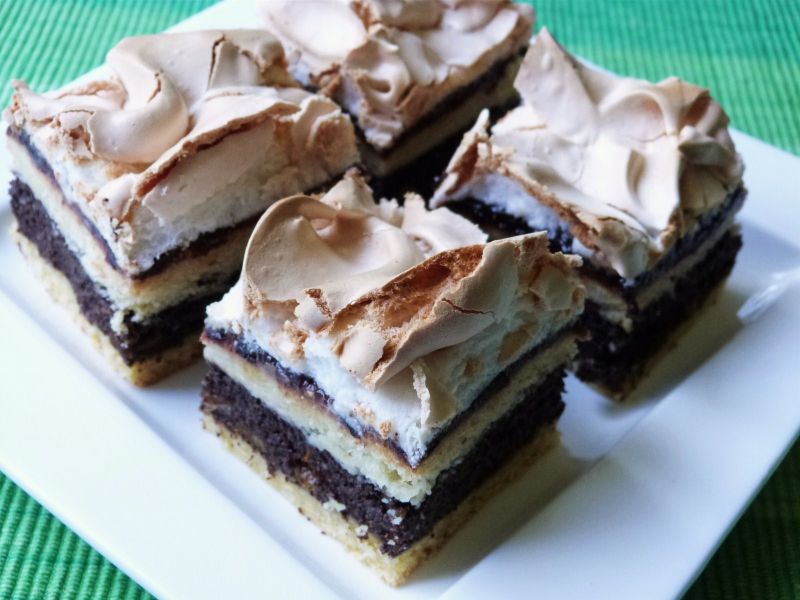 Ciasto z makiem pod bezową kołderką