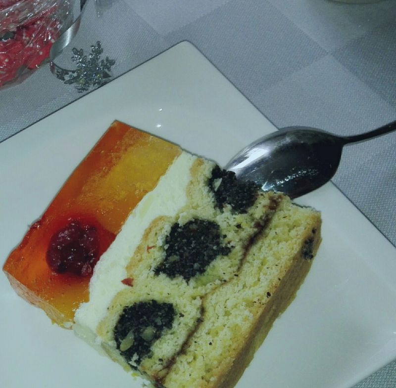 Ciasto z makowymi roladkami