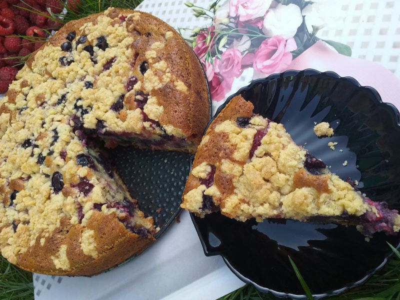 Ciasto z malinami, borówkami i kruszonką