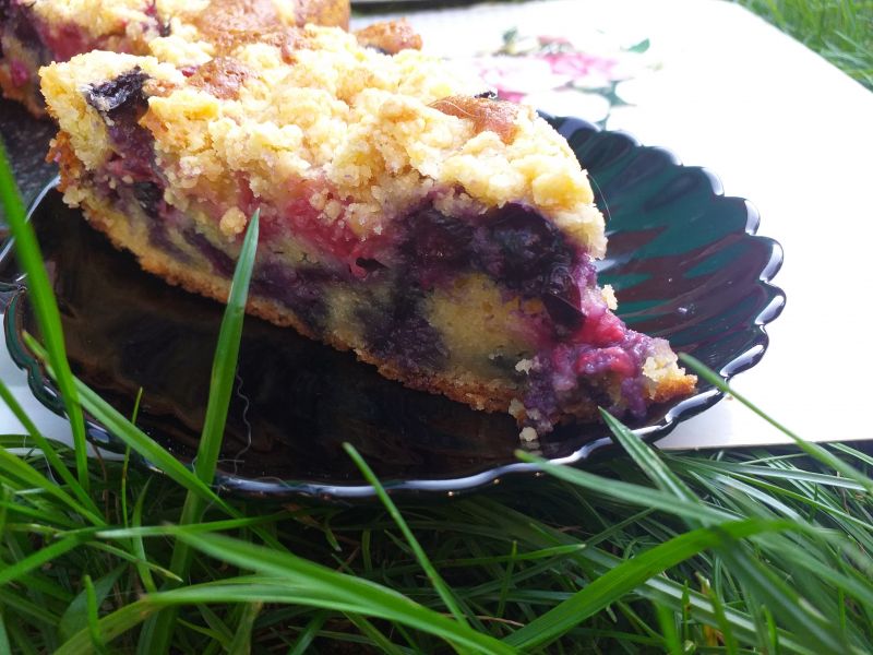 Ciasto z malinami, borówkami i kruszonką