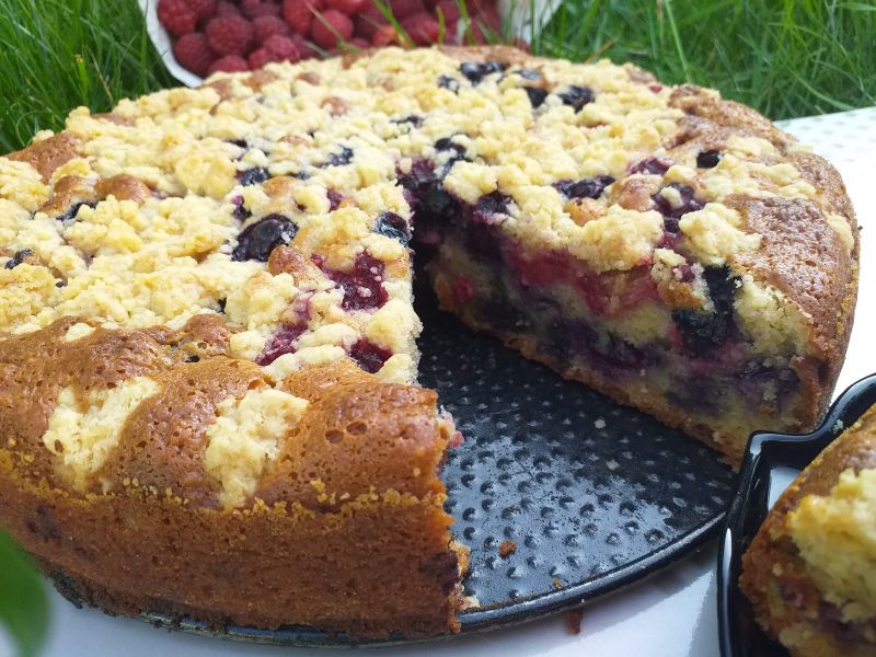 Ciasto z malinami, borówkami i kruszonką