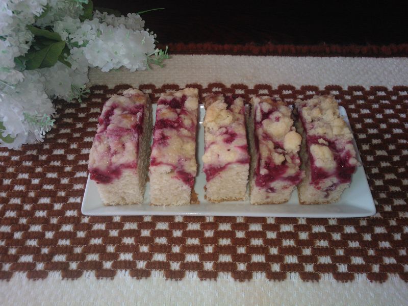 Ciasto z malinami mieszane widelcem