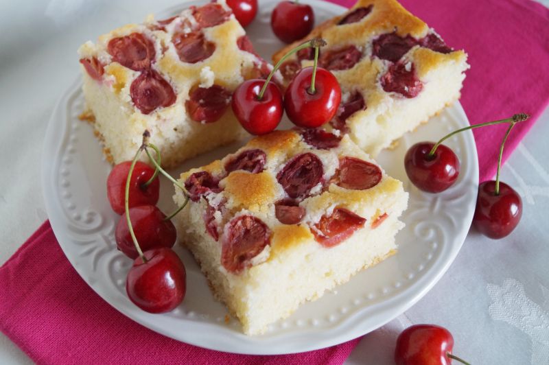 Ciasto z manną i czereśniami