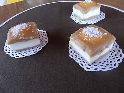 Ciasto z manną na miodowym spodzie 