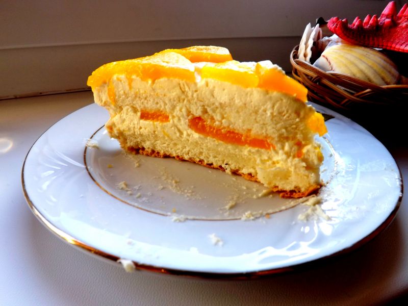Ciasto z masą budyniową i brzoskwiniami Ciasto z masą budyniową i brzoskwiniami