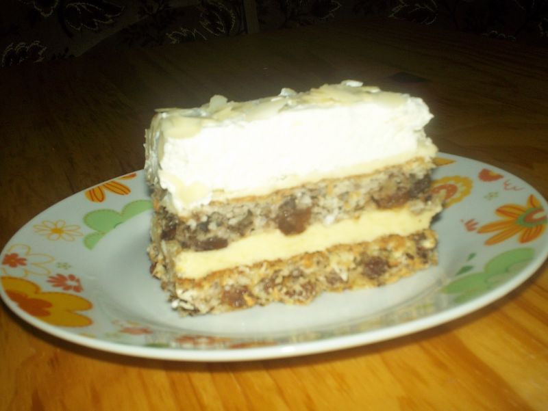 Ciasto z masą chałwową i bitą śmietaną