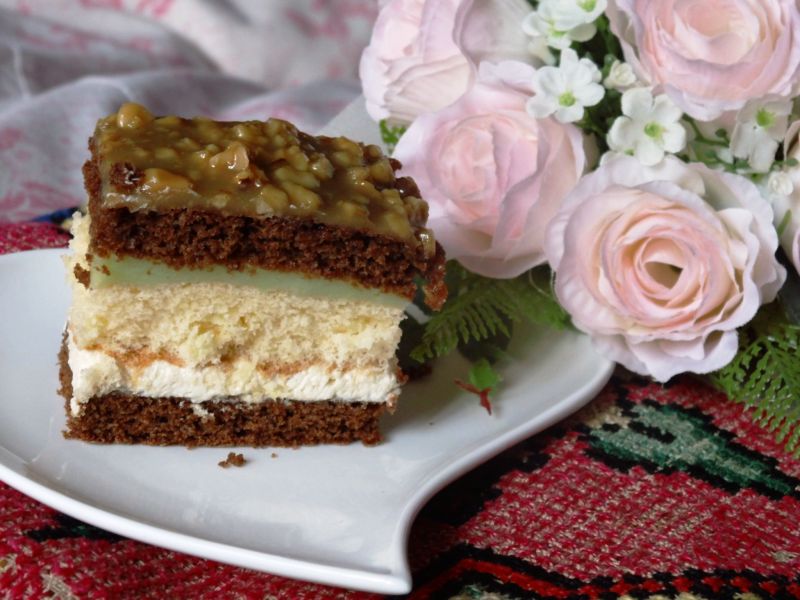 Ciasto z masą chałwową i budyniem o smaku agrestu 
