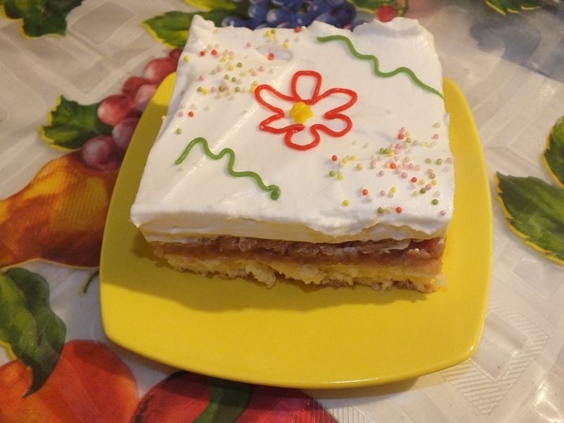 Ciasto z masą jabłkową i bitą śmietaną