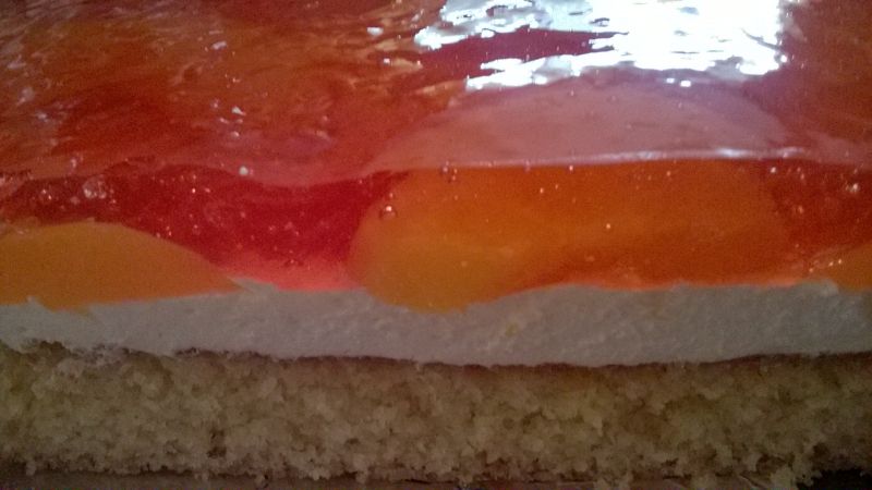 Ciasto z masą owocową ,brzoskwiniami i galaretką