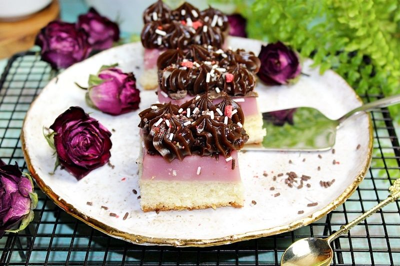 Ciasto z masą z budyniu i galaretki Ciasto z masą z budyniu i galaretki