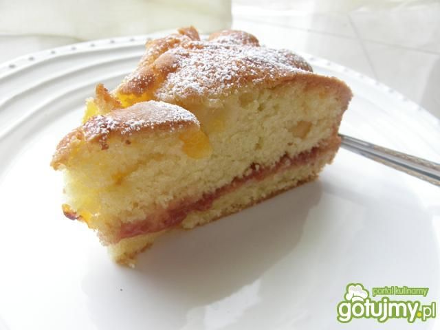 Ciasto z morelami, przełożone konfiturą.