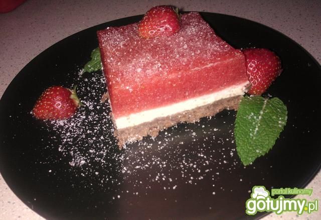 Ciasto z musem truskawkowym i pianką Ciasto z musem truskawkowym i pianką