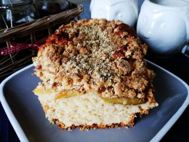 Ciasto z nektarynkami oraz pistacjami