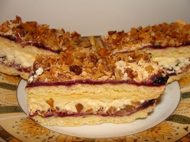 Ciasto z orzechami i kremem karpatkowym Ciasto z orzechami i kremem karpatkowym