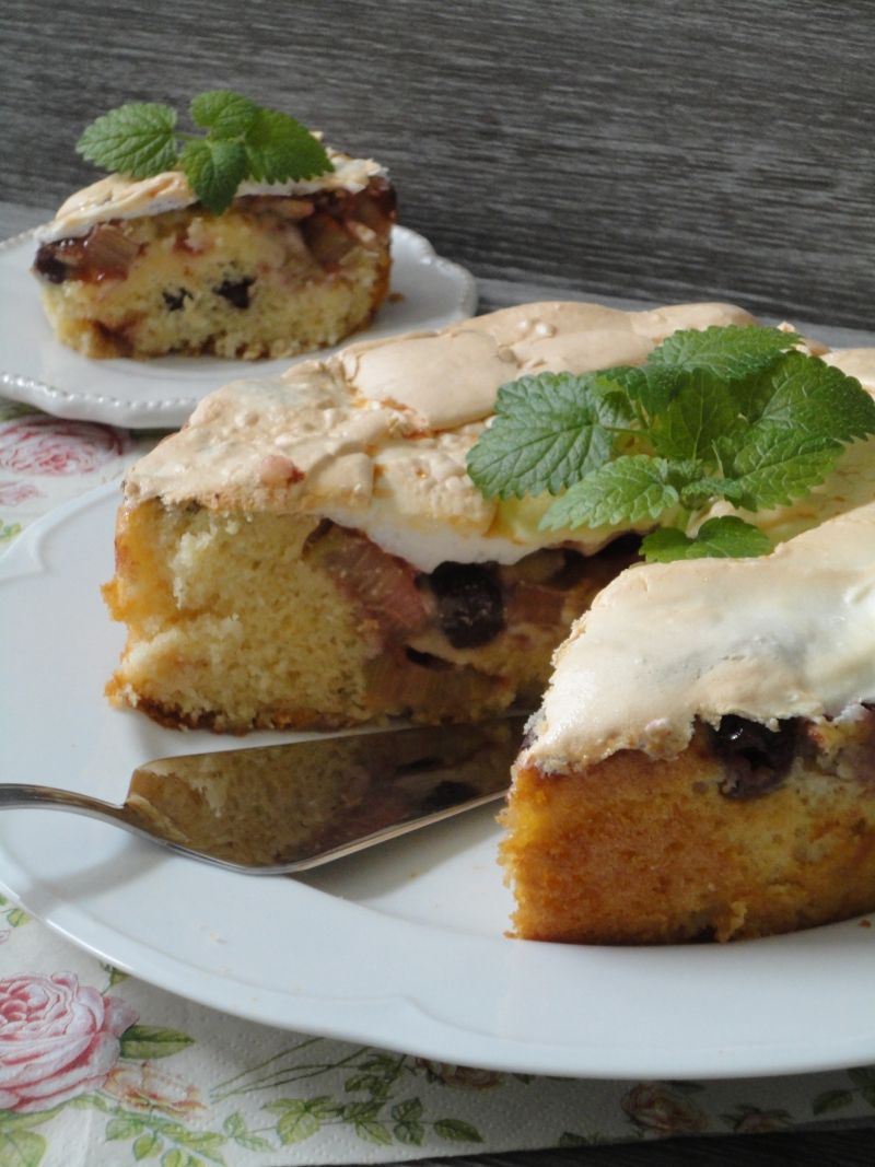 Ciasto z owocami i bezową pianką