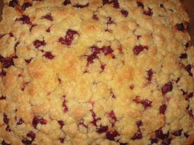 Ciasto z owocami i kruszonką.